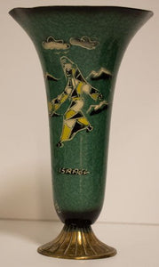 אגרטל / ואזה/ גביע נחושת גדול מצופה אמייל בצבע ירוק, חתום ישראל ומעוטר באיור תנכ"י. חותמת מס קניה. גובה: 31 ס"מ