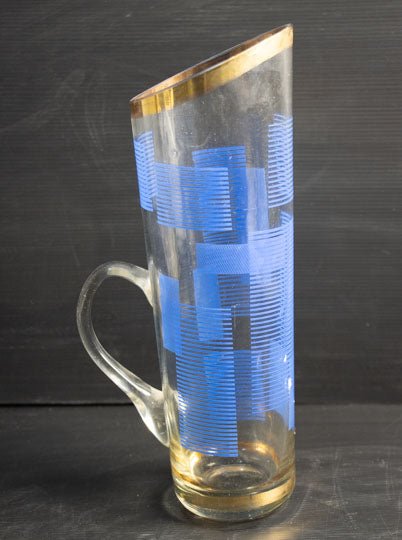 אגרטל זכוכית צרפתי מעוטר בפסים מוזהבים, מאויר בכחול