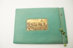 אלבום בצלאל מעור בצבע ירוק, מעוטר בתבליט נחושת של מגדל דוד