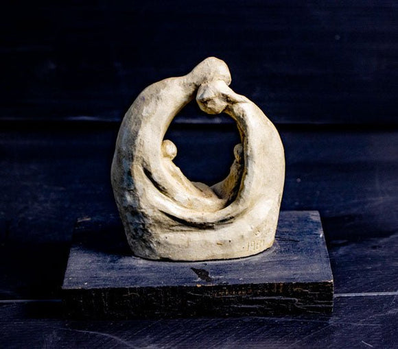 הורות - פסל אבן נפלא של האומנית לאה מיכלסון - Gallery Hemli - גלריה המלי