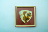 יצירת אומנות וינטג' של דמות תרנגול עשויה מנוצות ועלים משנות ה-70