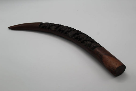 קישוט הודי ישן עשוי עץ המגולף בצורת חט, עם גילוף פנימי משני צדדיו של להקת פילים אורך: 47.5 ס