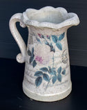 קנקן קרמיקה גדול לבן וישן עם כיתוב עיטורי עלים ופרחים - Gallery Hemli - גלריה המלי