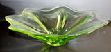 קערת זכוכית מורנו ירוקה אמרלד בצורת פרח שיוצרה באיטליה בשנות ה-70, קוטר 35 ס"מ - Gallery Hemli - גלריה המלי