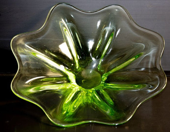 קערת זכוכית מורנו ירוקה אמרלד בצורת פרח שיוצרה באיטליה בשנות ה-70, קוטר 35 ס