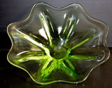 קערת זכוכית מורנו ירוקה אמרלד בצורת פרח שיוצרה באיטליה בשנות ה-70, קוטר 35 ס"מ - Gallery Hemli - גלריה המלי