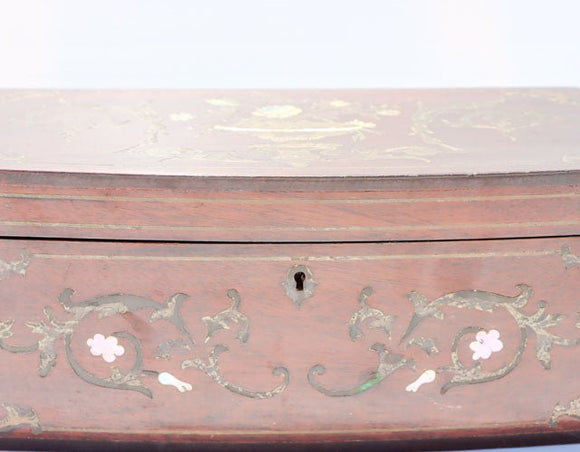 קופסא / תיבת עץ סינית עתיקה מהמאה ה-19 מעוטרת ומשובצת באם הפנינה - Gallery Hemli - גלריה המלי