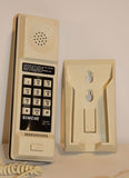 טלפון לחצנים ישן לתליה על קיר תוצרת חברת SINCHI טאיוואן משנות ה-80