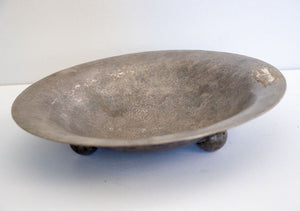 כלי מתכת ישראלי ישן משנות החמישים, מרוקע ביד (עבודת פטיש כפי הנראה על נחושת) ומצופה כסף, מעוצב כקערה עגול