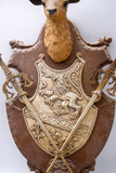 מגן עם פסל ראש צבי מגן וחרבות משנות ה-60 שיוצר באיטליה, פריט תצוגה וינטג'י מהמם ללא רגשות אשם - Gallery Hemli - גלריה המלי