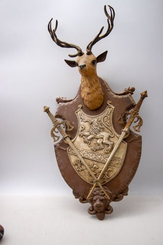 מגן עם פסל ראש צבי מגן וחרבות משנות ה-60 שיוצר באיטליה, פריט תצוגה וינטג'י מהמם ללא רגשות אשם - Gallery Hemli - גלריה המלי