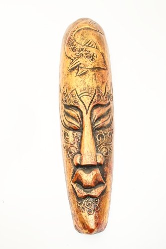 מסכה אפריקאית עשויה מעץ, גילוף בעבודת יד, עם גילוף בצורת דג במעלה המסכה, גודל 45 ס