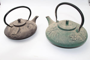 סט קומקומי ברזל סיניים ישנים לתה מעוטרים בתבליטים - Gallery Hemli - גלריה המלי