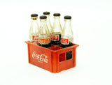 סט מיניאטורה - מארז פלסטיק ישן לבקבוקי קוקה קולה כולל חמישה בקבוקי קוקה עם נוזל - Gallery Hemli - גלריה המלי