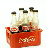 סט מיניאטורה - מארז פלסטיק ישן לבקבוקי קוקה קולה כולל חמישה בקבוקי קוקה עם נוזל - Gallery Hemli - גלריה המלי