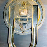 שעון פלסטיק לתליה בסגנון וינטג'י משנות ה-70 בגוון עץ - Gallery Hemli - גלריה המלי