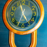 שעון פלסטיק לתליה בסגנון וינטג'י משנות ה-70 בגוון עץ - Gallery Hemli - גלריה המלי