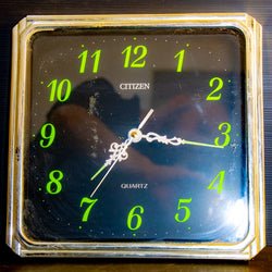 שעון פלסטיק לתליה תוצרת חברת CITIZEN עם מסגרת מוזהבת בסגנון וינטג'י משנות ה-70 - Gallery Hemli - גלריה המלי
