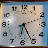 שעון פלסטיק לתליה תוצרת חברת SEIKO עם מסגרת אדומה בסגנון וינטג'י משנות ה-70 - Gallery Hemli - גלריה המלי