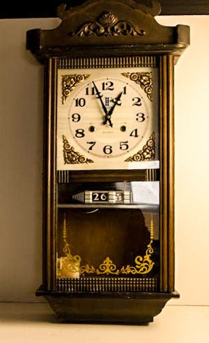 שעון קיר אורלוגין תלוי ישן ונפלא בסגנון עתיק שיוצר בקוריאה מנגנון מכאני מפתח מתיחה - Gallery Hemli - גלריה המלי
