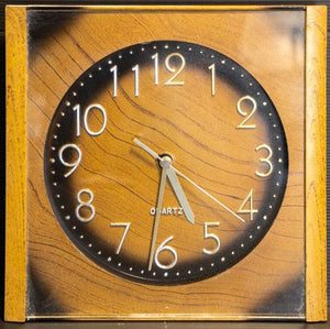שעון קוורץ משנות ה-70 בגוון עץ, יצרן לא מזוהה, מנגנון לא תקין - Gallery Hemli - גלריה המלי