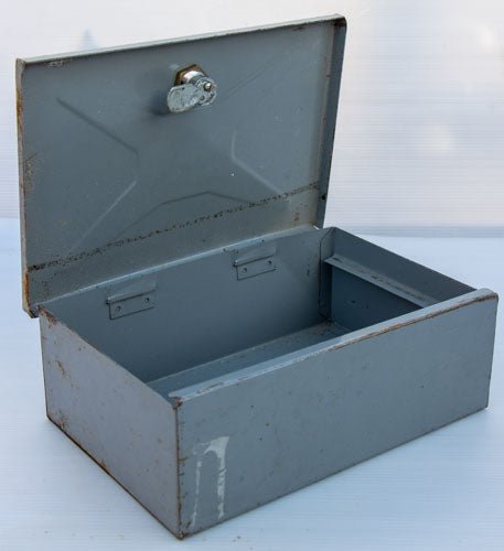 תיבה / קופסת פח אפורה וישנה עם מפתח ומנעול - Gallery Hemli - גלריה המלי