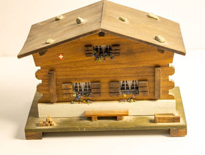 תיבת נגינה מקסימה עבודת יד, בצורת בית עם גג רעפים - Gallery Hemli - גלריה המלי