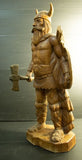 ויקינג - פסל ישן גדול ממדים, מגולף בעץ בעבודת יד של  ויקינג האוחז מגן וגרזן