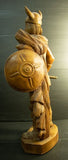 ויקינג - פסל ישן גדול ממדים, מגולף בעץ בעבודת יד של  ויקינג האוחז מגן וגרזן