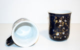 כוס מאג פורצלן עבודת יד בצבע כחול קובלט מעוטרת בפרחים ועלים בציפוי זהב ואמייל תוצרת Haas Czjzek