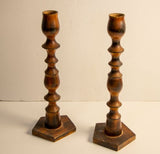 זוג פמוטי עץ ישנים שנוצרו בחריטה בעבודת יד, גובה 30 ס"מ - Gallery Hemli - גלריה המלי